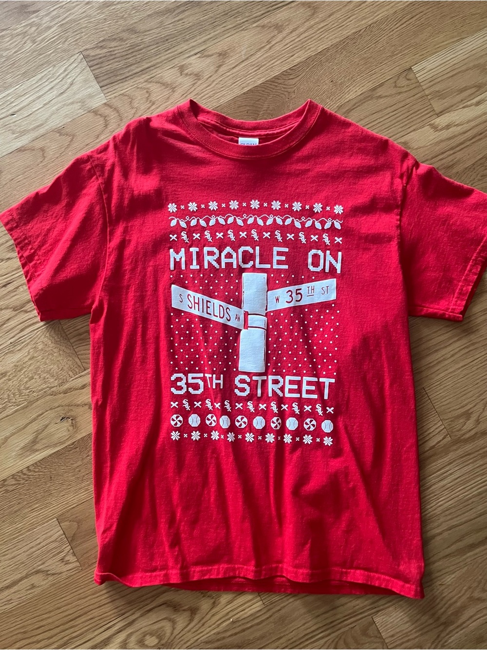 2019 SGA Chicago White Sox Miracle on 35th St Christmas T-Shirt 07/25/19 Adult M
